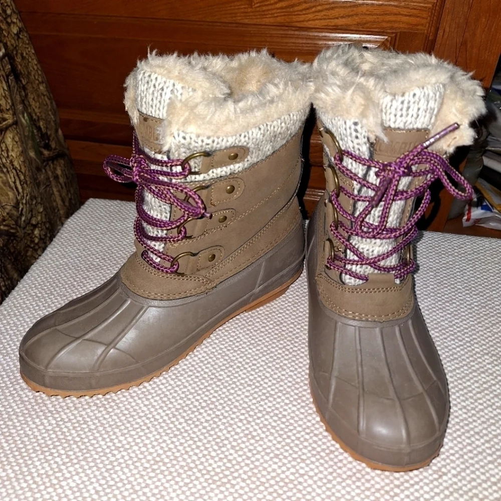 Khombu Kerigan Brown Fur-Lined Winter Boots with Purple Laces